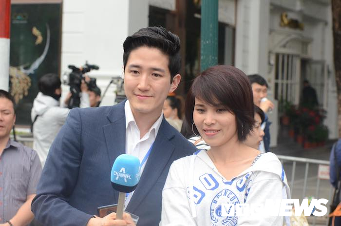 anh phong vien nam han quoc tuoi cuoi chup anh cung fan nu viet nam