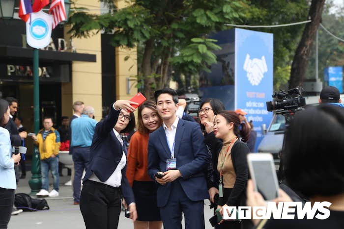 anh phong vien nam han quoc tuoi cuoi chup anh cung fan nu viet nam