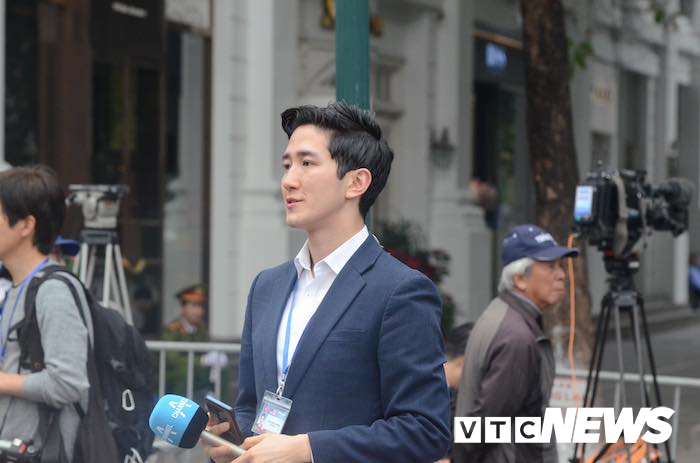 anh phong vien nam han quoc tuoi cuoi chup anh cung fan nu viet nam