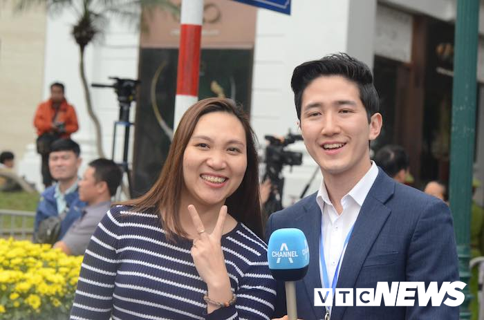 anh phong vien nam han quoc tuoi cuoi chup anh cung fan nu viet nam