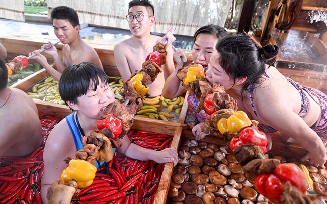 thu lau nguoi tai be boi nuoc nong di nhat the gioi