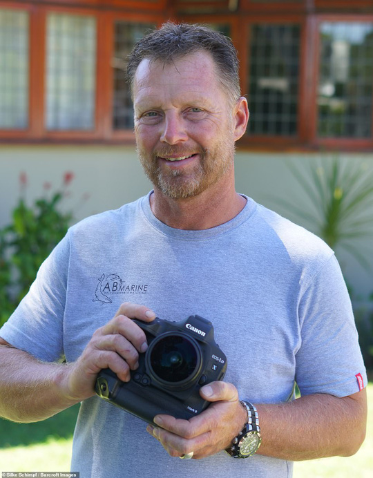 Khoảnh khắc phó mặc bản năng của thợ lặn rơi vào miệng cá voi khoanh khac pho mac ban nang cua tho lan roi vao mieng ca voi