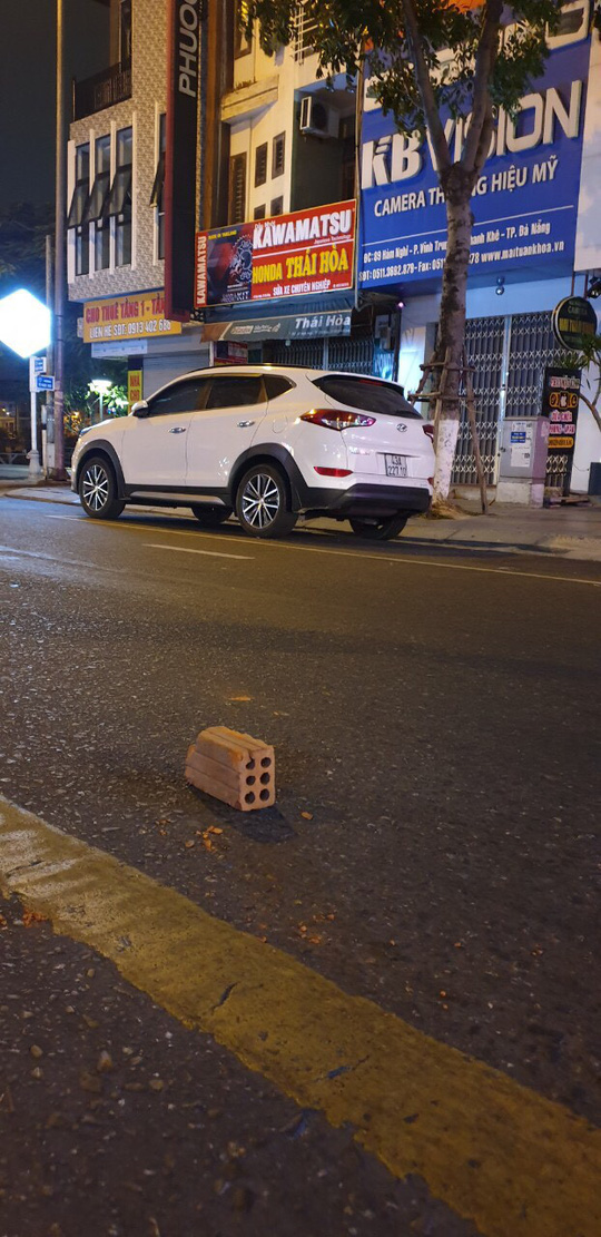 Đà Nẵng: Bị nhắc nhở, 2 nam thanh niên dùng gạch tấn công lực lượng 911 da nang bi nhac nho 2 nam thanh nien dung gach tan cong luc luong 911