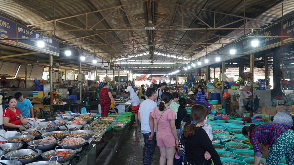 nguoi sai gon lac buoc trong thien duong hai san co khung gia binh dan