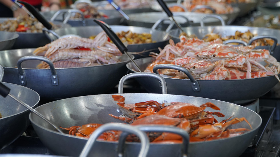 nguoi sai gon lac buoc trong thien duong hai san co khung gia binh dan