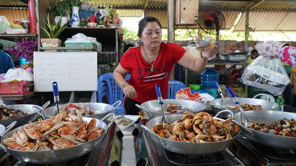 nguoi sai gon lac buoc trong thien duong hai san co khung gia binh dan