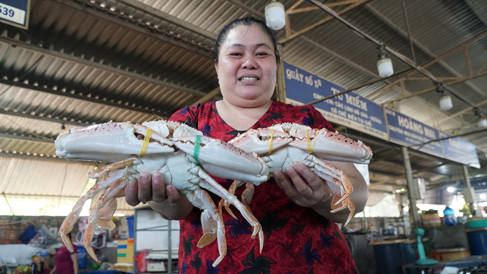 nguoi sai gon lac buoc trong thien duong hai san co khung gia binh dan