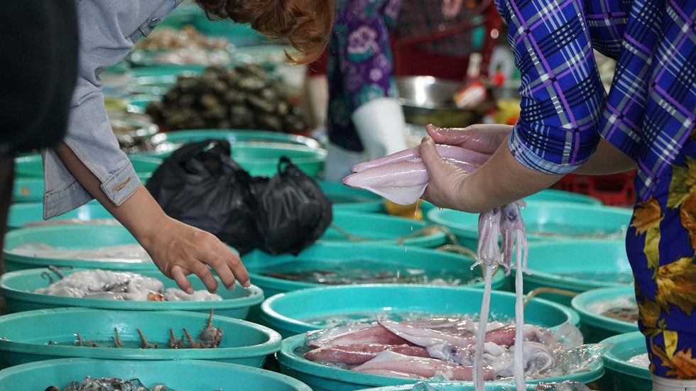 nguoi sai gon lac buoc trong thien duong hai san co khung gia binh dan