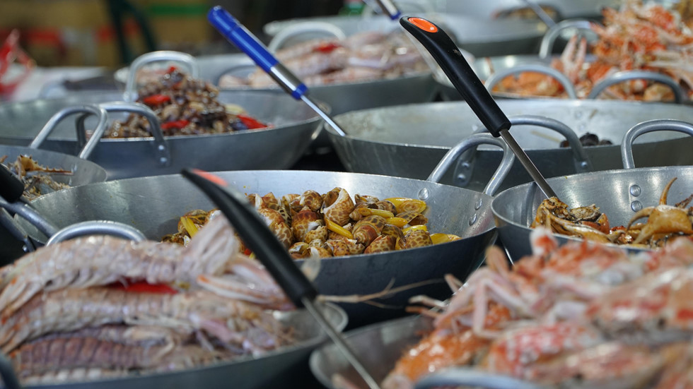 nguoi sai gon lac buoc trong thien duong hai san co khung gia binh dan