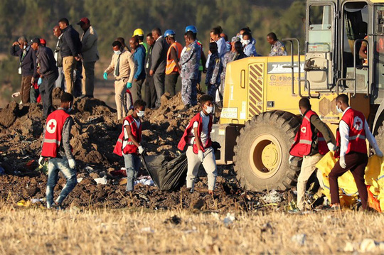 tim thay 2 hop den may bay ethiopia doi huong gap truoc khi roi