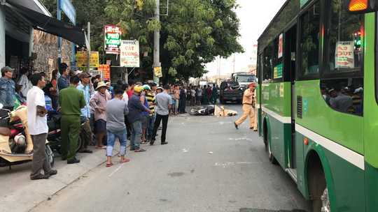 tranh oto tu hem ra nguoi dan ong nga xuong duong bi xe buyt can chet