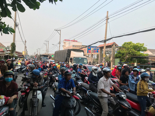 tranh oto tu hem ra nguoi dan ong nga xuong duong bi xe buyt can chet