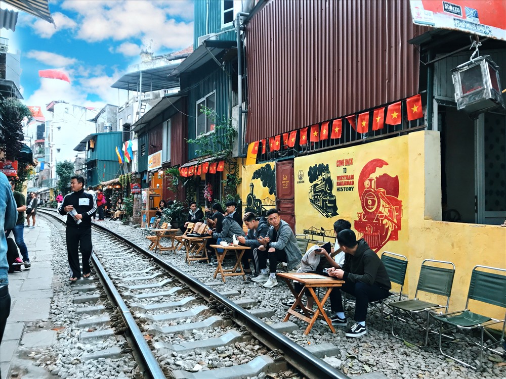 quan ca phe xom duong tau thach thuc duong ray tu than