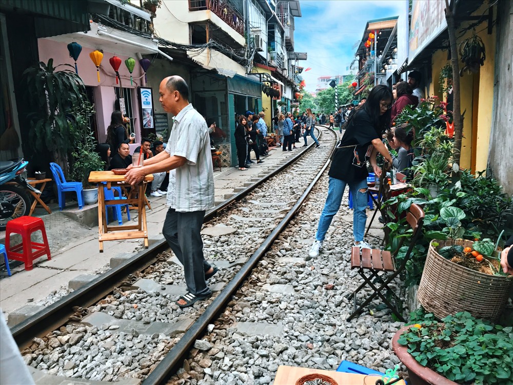 quan ca phe xom duong tau thach thuc duong ray tu than