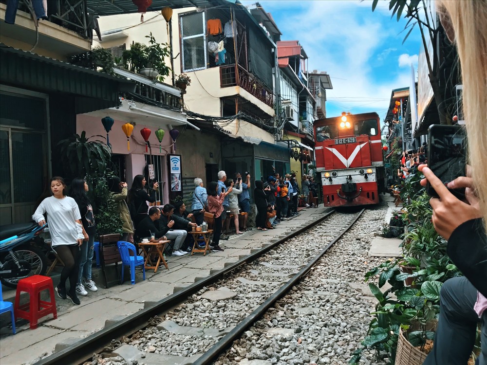 quan ca phe xom duong tau thach thuc duong ray tu than