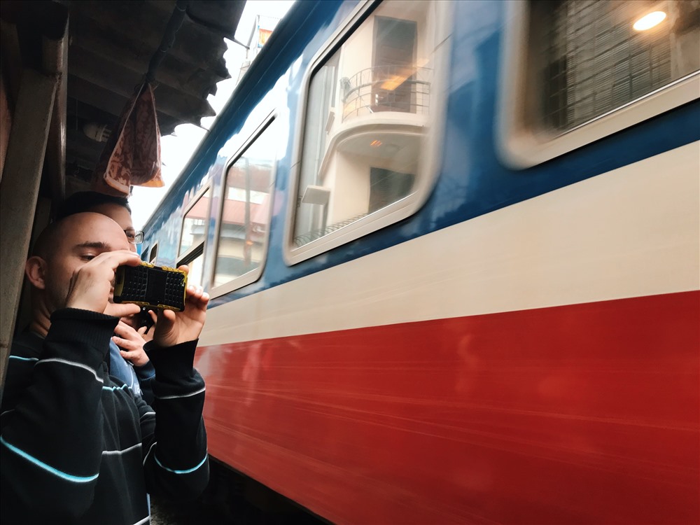 quan ca phe xom duong tau thach thuc duong ray tu than