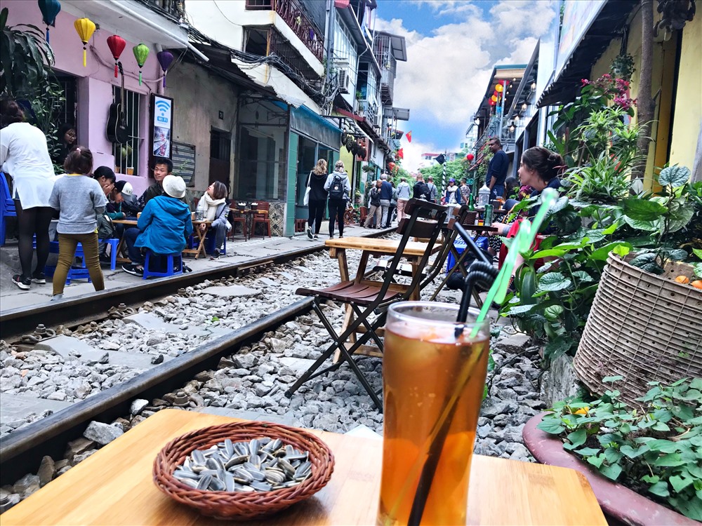 quan ca phe xom duong tau thach thuc duong ray tu than