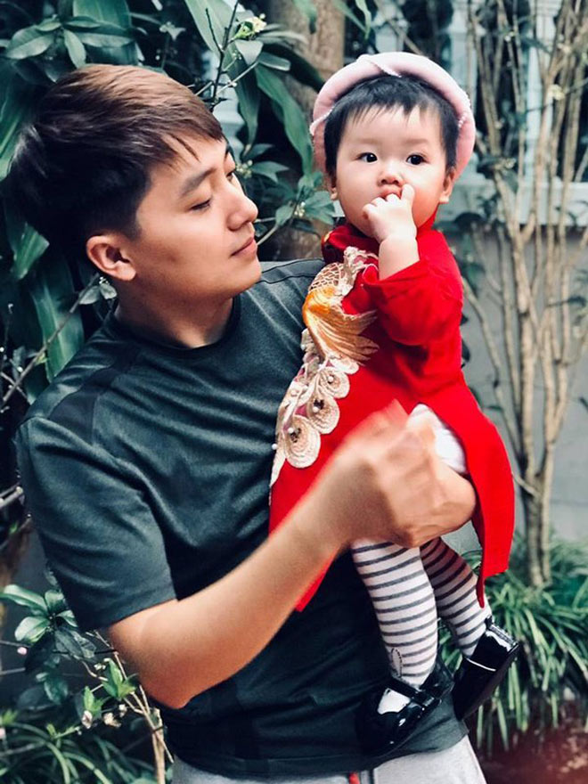 ong bo gia gai xinh dep trong con va cai ket khong the dang hon