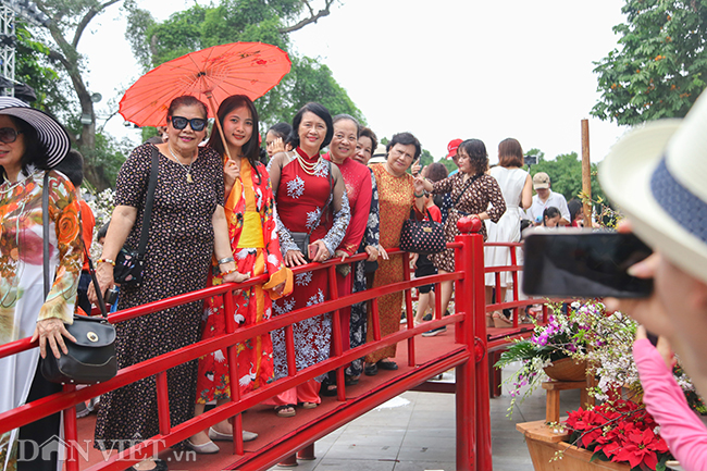 anh nguoi ha noi xung xinh kimono do xo den du le hoi hoa anh dao