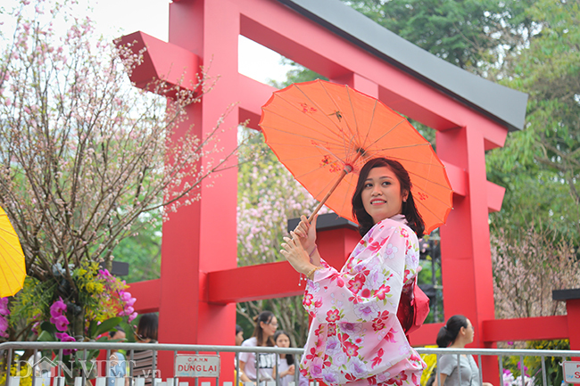 anh nguoi ha noi xung xinh kimono do xo den du le hoi hoa anh dao