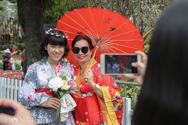 anh nguoi ha noi xung xinh kimono do xo den du le hoi hoa anh dao