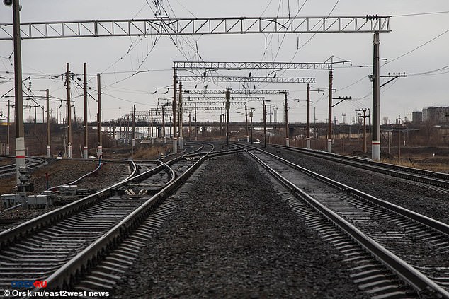 thieu nu bi tau can nat khi dung tren duong ray chup anh tu suong