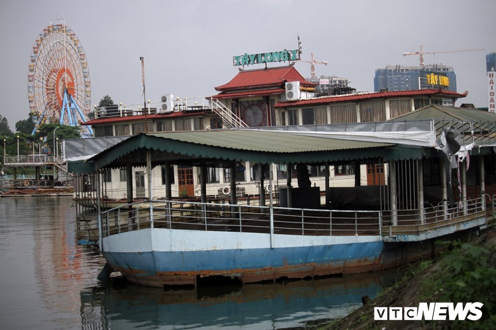 vi sao du thuyen nha hang noi tien ty hoa sat vun van ton tai tren ho tay