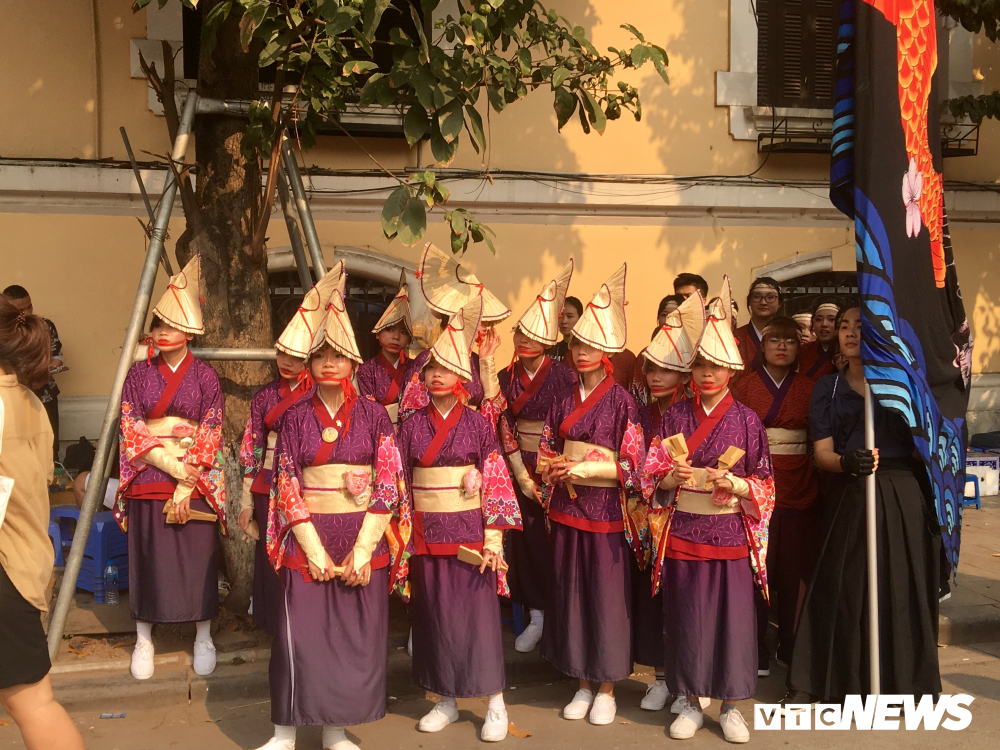 anh nghin nguoi no nuc do ve pho di bo ha noi tham gia le hoi hoa anh dao