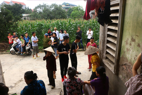 me nu sinh lop 9 bi danh nghen ngao khi bao nguoi lao dong trao tien ho tro