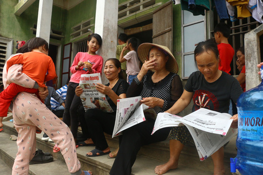 me nu sinh lop 9 bi danh nghen ngao khi bao nguoi lao dong trao tien ho tro