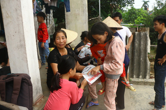 me nu sinh lop 9 bi danh nghen ngao khi bao nguoi lao dong trao tien ho tro