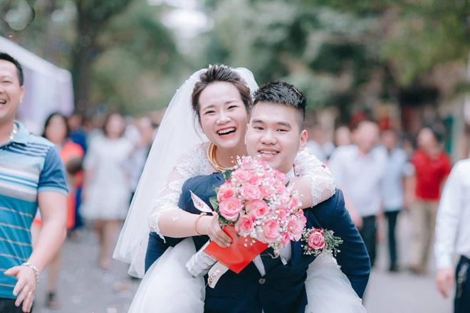 8 nam yeu anh hang xom co gai duoc don dau theo cach khong giong ai