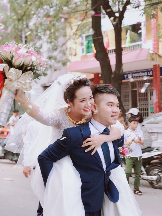 8 nam yeu anh hang xom co gai duoc don dau theo cach khong giong ai