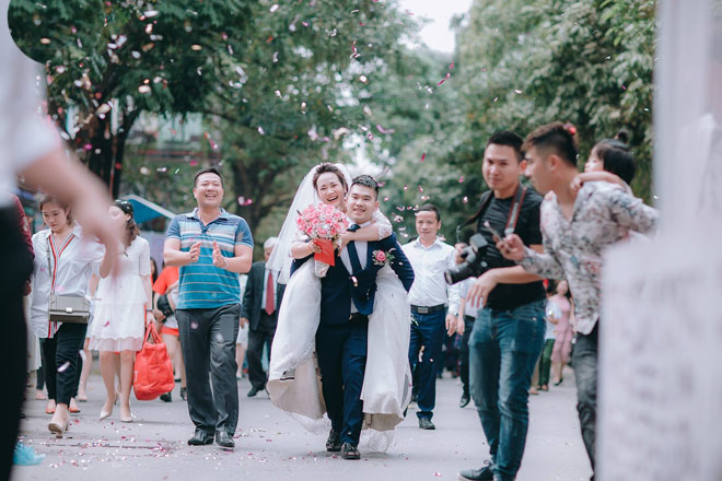 8 nam yeu anh hang xom co gai duoc don dau theo cach khong giong ai