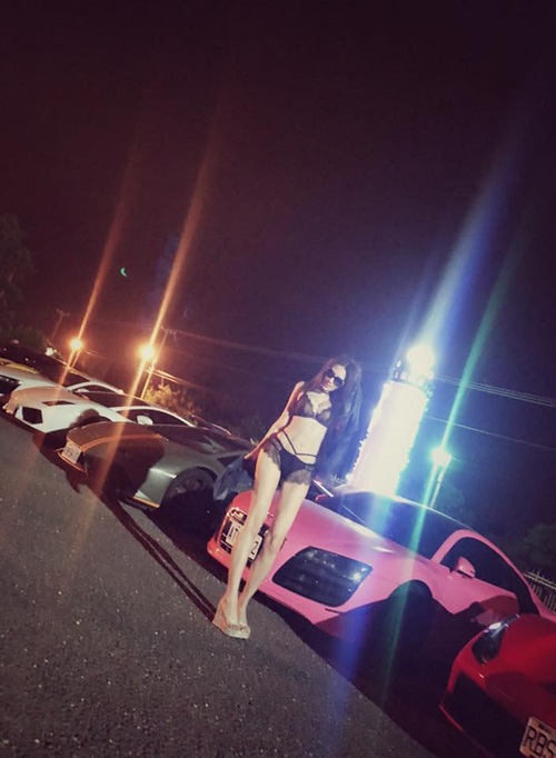 hot girl so huu sieu xe audi r8 gay xon xao vi qua goi cam