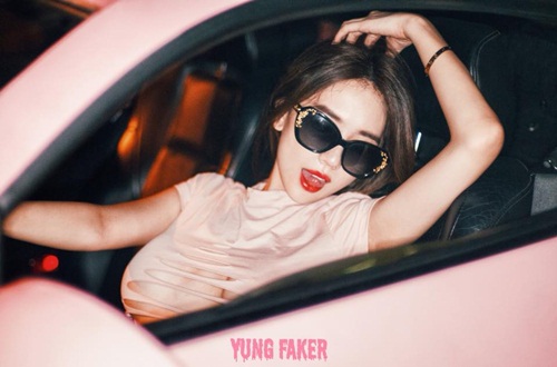 hot girl so huu sieu xe audi r8 gay xon xao vi qua goi cam