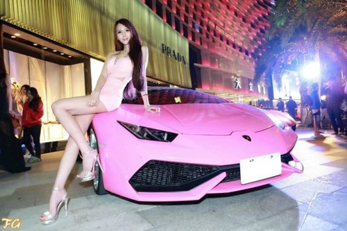 hot girl so huu sieu xe audi r8 gay xon xao vi qua goi cam