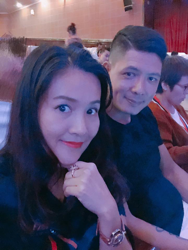 ha tang hanh phuc ben chong minh hang khoe nguc day truoc bien