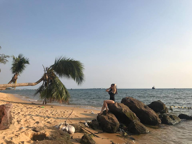 ha tang hanh phuc ben chong minh hang khoe nguc day truoc bien