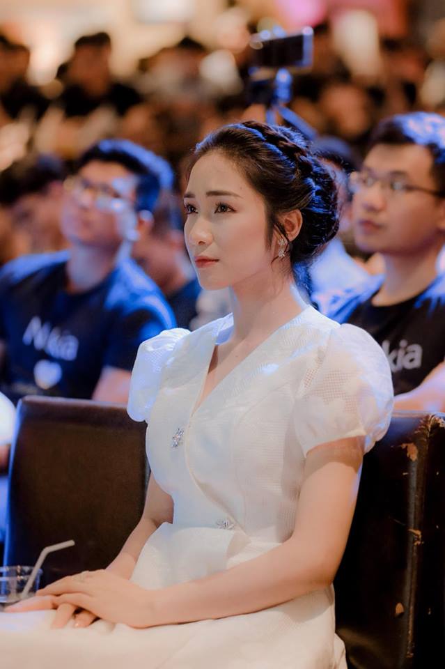 ha tang hanh phuc ben chong minh hang khoe nguc day truoc bien