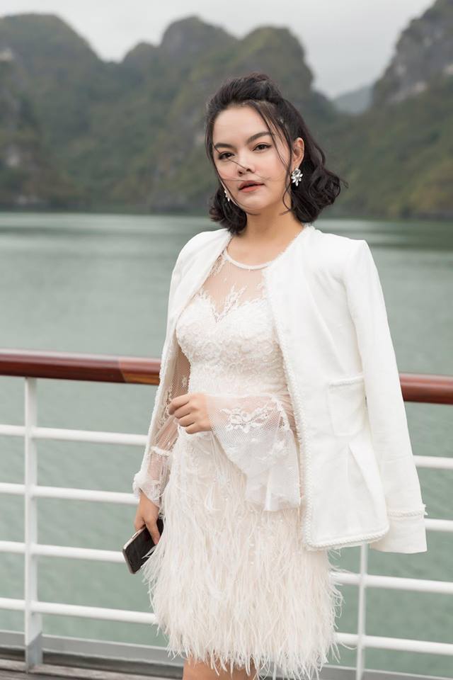 ha tang hanh phuc ben chong minh hang khoe nguc day truoc bien