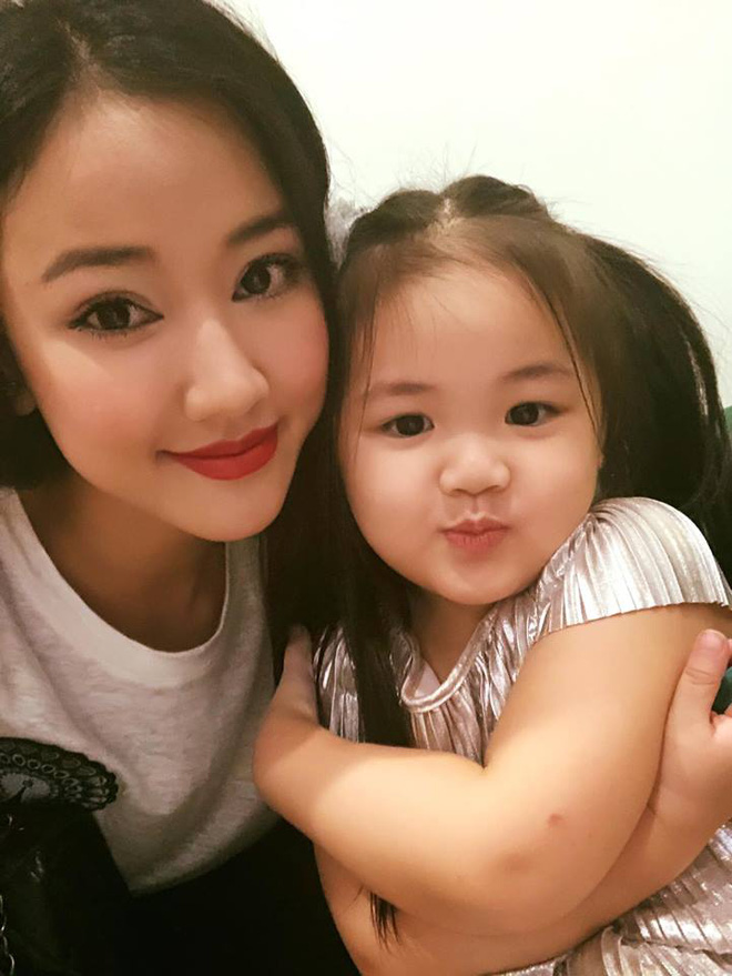 ha tang hanh phuc ben chong minh hang khoe nguc day truoc bien