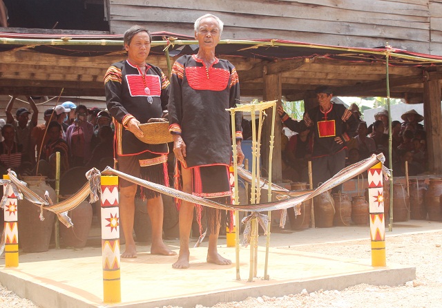 da c sa c le cu ng ca u mua cu a nguoi jrai o xu so vua lua