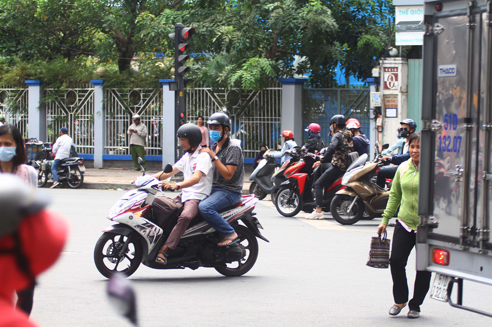 bi dam chet khi nhac chuyen vuot den do dan sai gon ngao ngan canh vuot nhu com bua