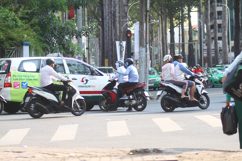 bi dam chet khi nhac chuyen vuot den do dan sai gon ngao ngan canh vuot nhu com bua