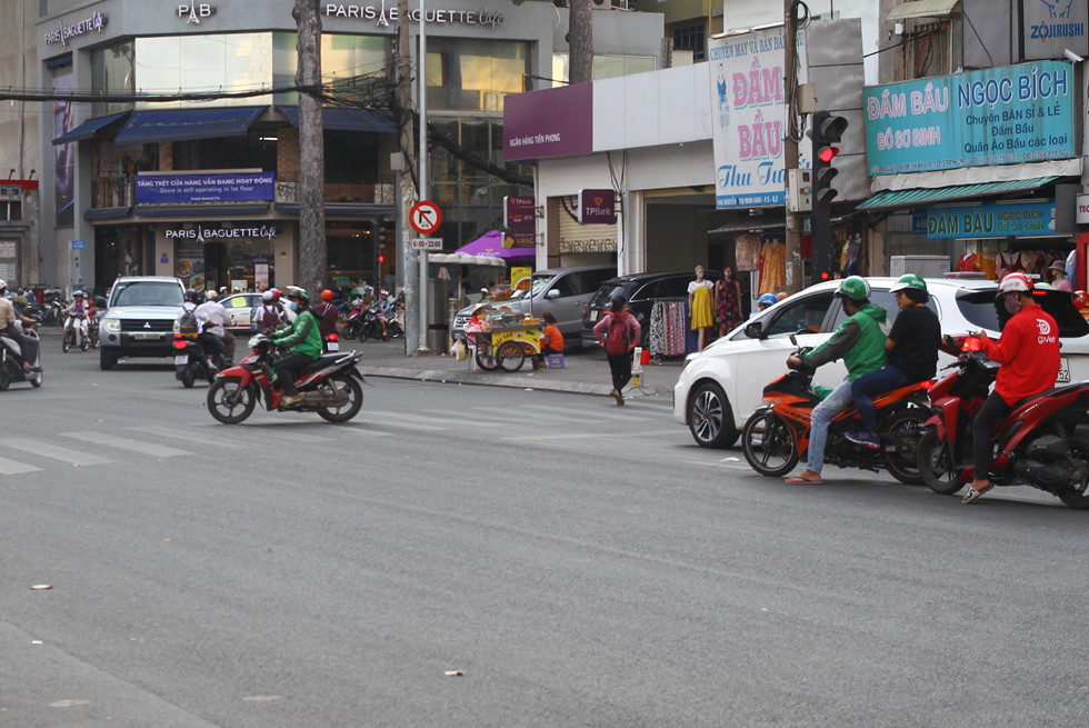 bi dam chet khi nhac chuyen vuot den do dan sai gon ngao ngan canh vuot nhu com bua