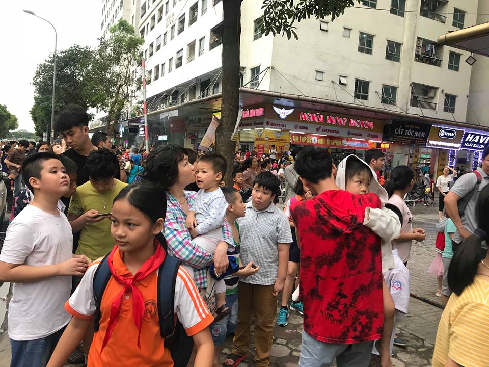 khoi lua boc len nghi ngut tai chung cu linh dam cu dan hot hoang om con thao chay