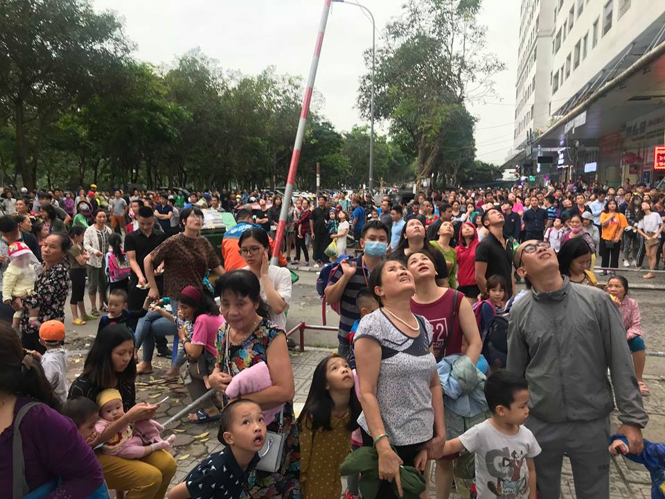 khoi lua boc len nghi ngut tai chung cu linh dam cu dan hot hoang om con thao chay