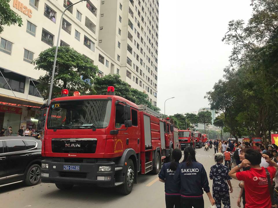 khoi lua boc len nghi ngut tai chung cu linh dam cu dan hot hoang om con thao chay