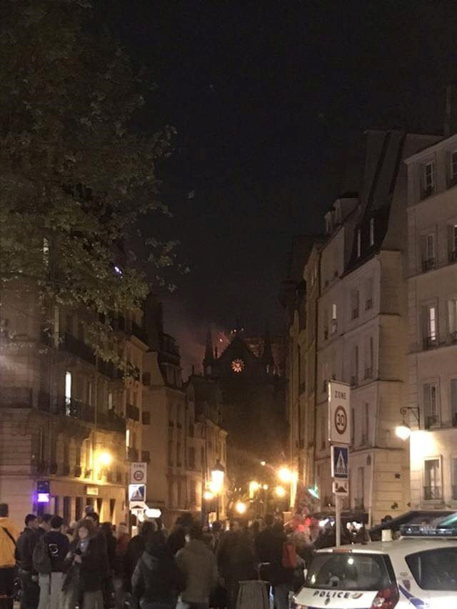 chay lon tai nha tho duc ba paris du hoc sinh viet tai phap bang hoang